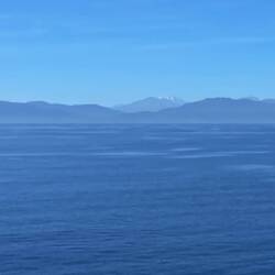 zur rechten Seite Korsika: da liegt noch Schnee