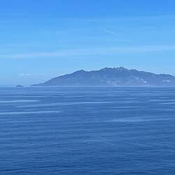 zur linken Seite Elba