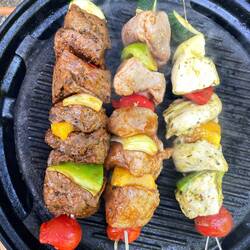 3 Spieße und 1 Würstchen für 27€, aber die Metallspieße durften wir behalten 🤣😂