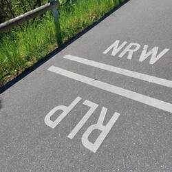 Ab hier sind die Fahrradwegweiser nicht mehr grün, sondern rot.