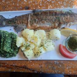 Soča-Forelle mit Spinat, Kartoffeln und Knofi