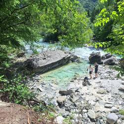 Rast zum Trinkwasser nachfüllen