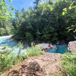 Kajaker spielen auf einer Welle