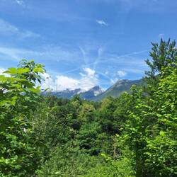 Blick auf die schneebedeckten Berge