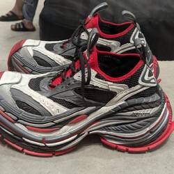 Das neueste Schuhmodelle. Überdimensioniert gross