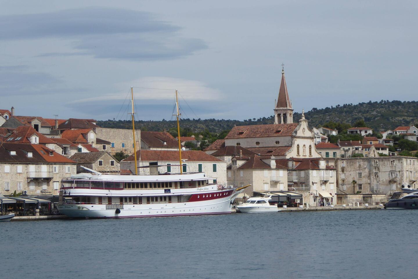 The boat moored at Milna