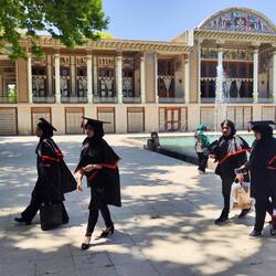 Afif Abad Garten: Studierende feiern ihren Abschluss