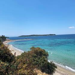 Unser Ausblick. Ein kleiner Weg führt runter zum Strand