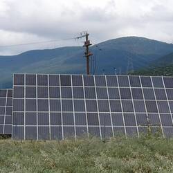 Hier stehen überall diese nachgeführten Solaranlagen rum. Lohnt sich hier der technische Aufwand?