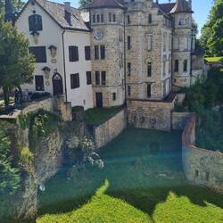 Blick von der Schlossbrücke zum Eingangsgebäude der Anlage