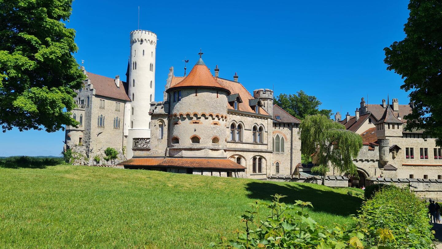 Unser erster Blick auf Schloss Lichtenstein
