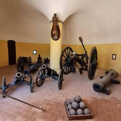 zur Kanonenausstellung. Die Kugeln zum Glück schön verstaubt