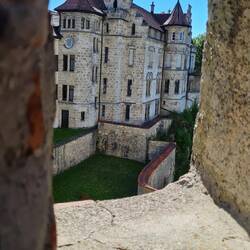 Blick aus dem Vorhof vom Schloss