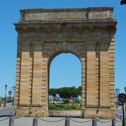 Porte de Bourgogne, dahinter die Garonne