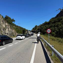 Lange Schlange am Grenzübergang, der Radreisende mogelt sich einfach durch.