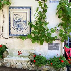 A tribute to the Commune...reprises have disarmed since 2018. Franco was very nasty to the Basques.