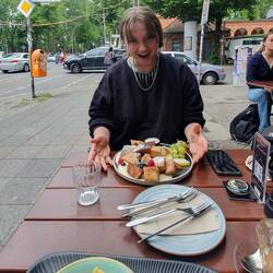 Einti Siite: glücklech