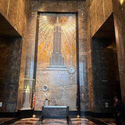 Die Wandverkleidung besteht aus – Hessen aufgepasst – Lahnmarmor