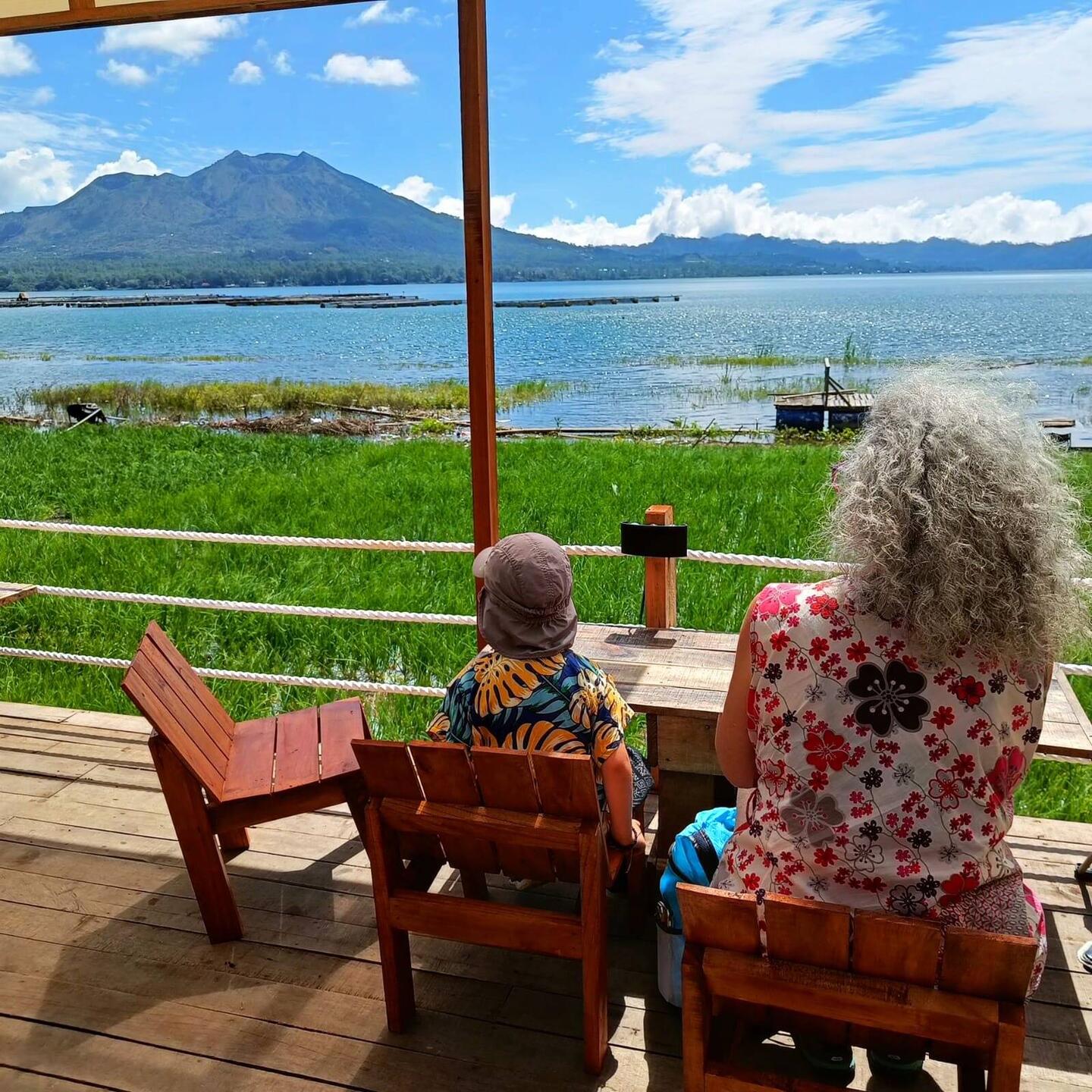 Face au volcan Batur, petit rafraîchissement avant la randonnée