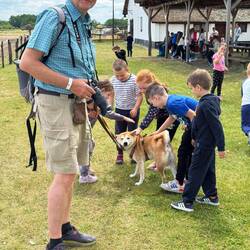 Mica ist die Hauptattraktionen, er lässt es sich gefallen, aber irgendwann reicht es...