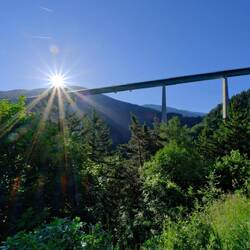 Guten Morgen Sonne an der Europabrücke