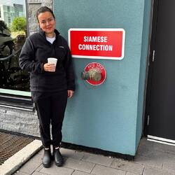 Julia vor dem Holiday Inn