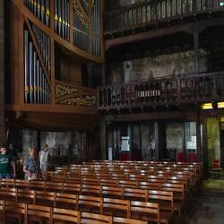 Orgel und das hölzerne Mezzanin
