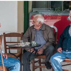 Die Männer am Apero und die Frauen am arbeiten