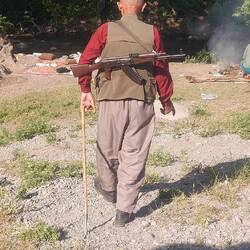 Der Dorfwächter guckt erstmal wer ich bin. Die Waffe aus DDR Produktion!