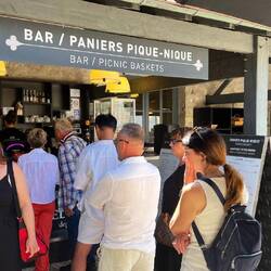 Schlange stehen für den Picknickkorb