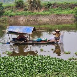 Frau steuert mit den Füßen, Mann wirft das Netz aus
