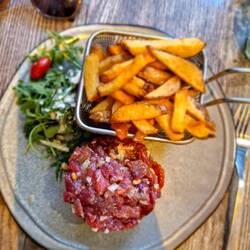 Tartare de bœuf, pesto tomates séchées et pignons de pin