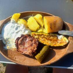 ... dann Lamm vom Grill mit aufgepimptem Tsatsiki