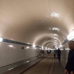 Fußgänger- und Radfahrerröhre des alten Elbtunnels