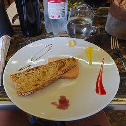 Foie Gras mit Brot und Weingelee