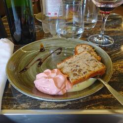 Walnusskuchen mit Eiscreme und Vanillesoße