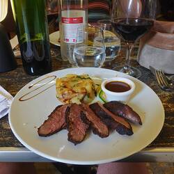 Entenbrust mit Kartoffelgratain und Trüffelsoße