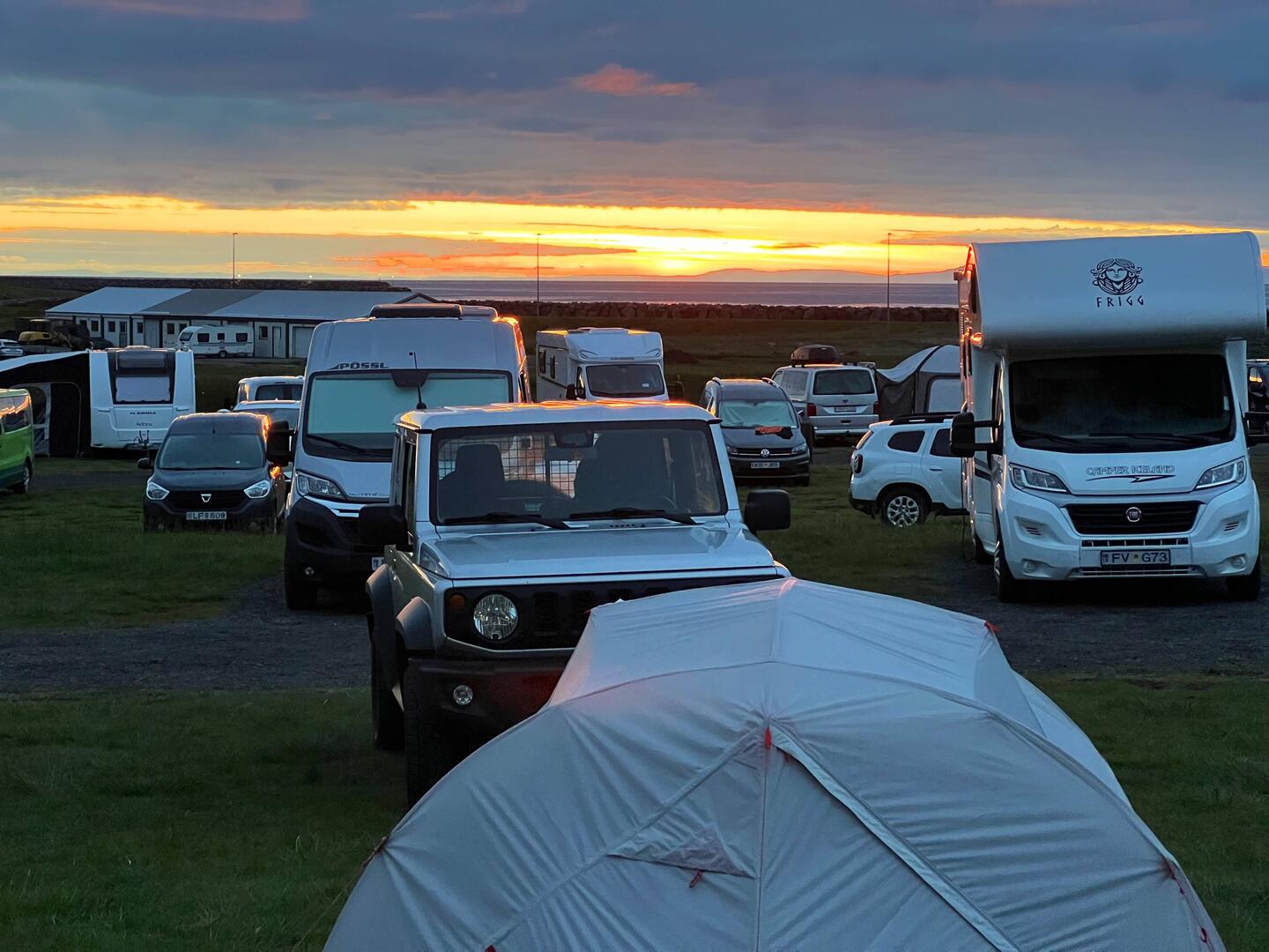 00.20am. The campsite was only 50% full when I went to bed. There are loads of vans and few tents