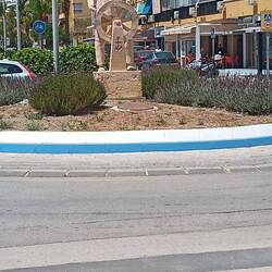 Einsamer Seemann im Torre del mar im Kreisverkehr