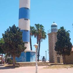 Leuchtturm von Torre del mar als kleinstes Gebäude im Umkreis
