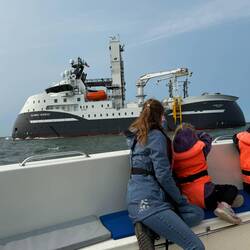 Und nun fährt sie hautnah an uns vorbei