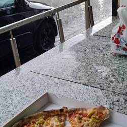 Das Handy sagt Unwetterwarnung und Hagel sowie Gewitter