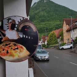 Es fängt an zu regnen, also Pizza
