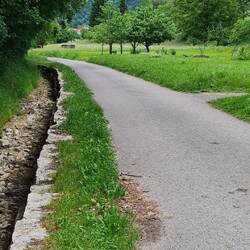Jetzt der Weg zum Dorf, der Himmel wird dunkler