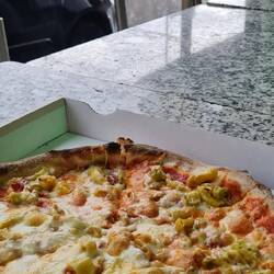 Pizza ist fertig, aus "zum Mitnehmen" wird "wir bleiben hier"