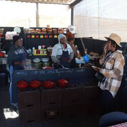 Es geht in eines der lokalen Restaurants...