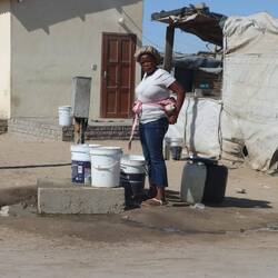 ...Wasser und Strom nur an zentralen Stellen