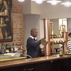 Der abendliche Kontrast in einer der vier Brauereien könnte nicht größer sein...