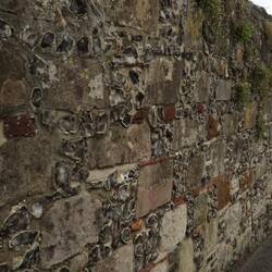 Feuersteine sind sogar in der Mauer verbaut