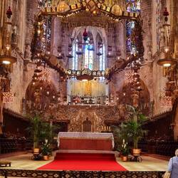 En 1904, Antoni Gaudí a été chargé de reconfigurer le chœur, installant notamment un baldaquin.